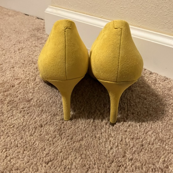 Yellow faux suede pumps - Picture 3 of 6